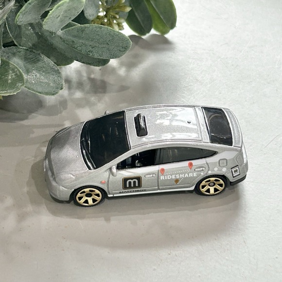 Matchbox '09 TOYOTA PRIUS Rideshare Silver 1:62 Diecast 2 3/4" Car - Picture 1 of 4